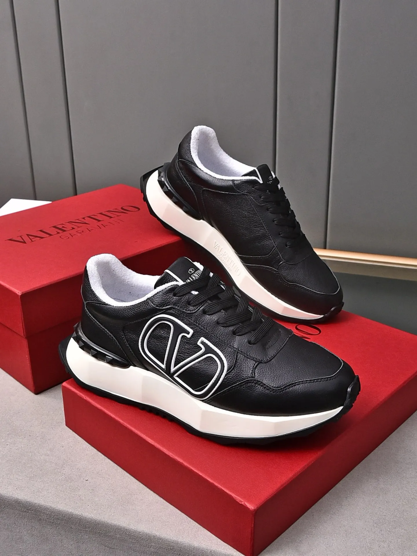 Men's men's shoes 💰560❣️🔺Valentino🔺Valentino New casual shoes Forrest Gump shoes Sports shoes ☑️ The latest popular models on the catwalk, the same style worn by Yang Yang, Zhang Yixing, Guan Xiaotong and many other stars. The upper is glued and embossed with craftsmanship. The oversized LG shows luxury and domineering. It is so beautiful that it is so handsome that it shows a different casualness and fashion. It is a must-have for men‼ ️Material: Original custom-made first-layer cowhide for the upper. Lining: High-density breathable terry cloth. Outsole: Original molded steel-stamped foam combination sole Size: Male 39~44 (45 is custom-made and non-returnable) Full set of counter original packaging